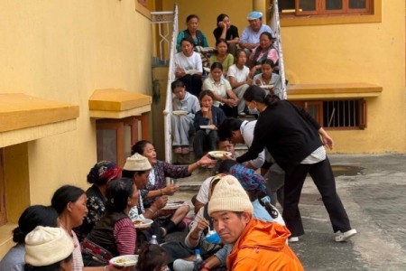 Die Bewohner werden von der Armee mit dem Helikopter nach Kathmandu gebracht und dort versorgt
